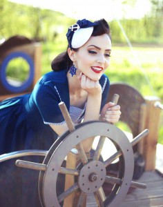 Idda van Munster mit Sailor Fascinator Liberty von Antia : Hut Mode